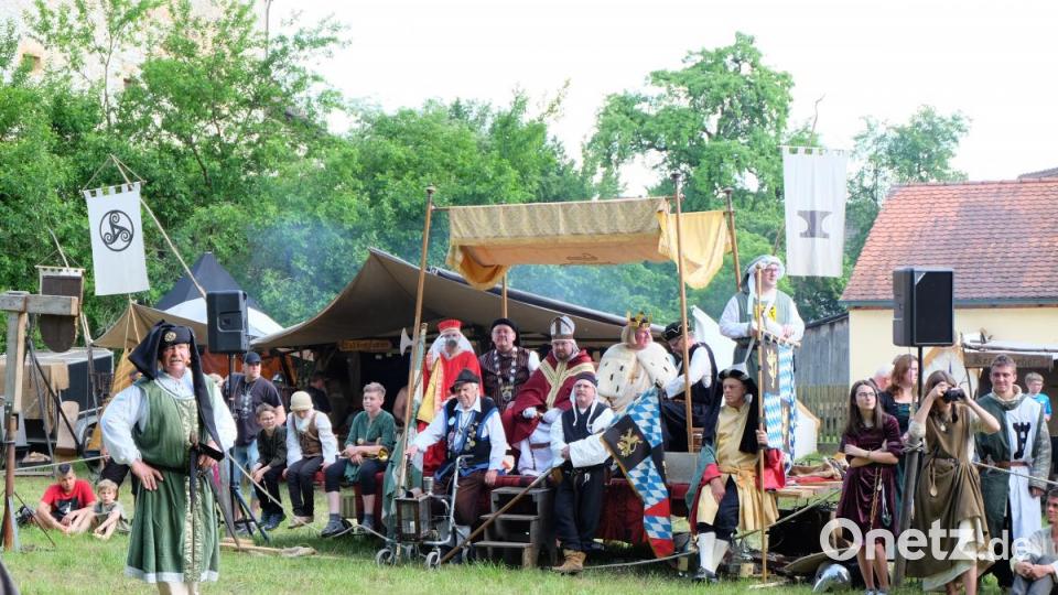 Der Hofstatt um König Rupprecht verfolgt die spannenden Schaukämpfe am Turnierplatz. Im Vordergrund moderiert Norbert Riha von den Rittern von der Zarg das Geschehen. Bild: Stefanie Gradl