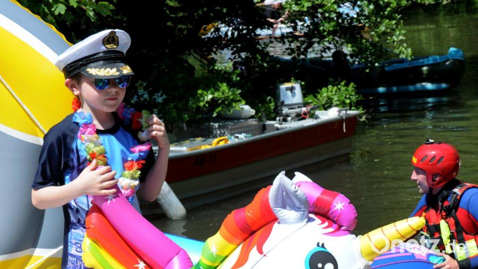 Bei strahlendem Sonnenschein lassen sich dutzende &quot;Vils-Piraten&quot; auf dem Wasser treiben. Endstation ist beim Luftmuseum - denn da geht es mit dem Feiern weiter. Bild: Stephan Huber