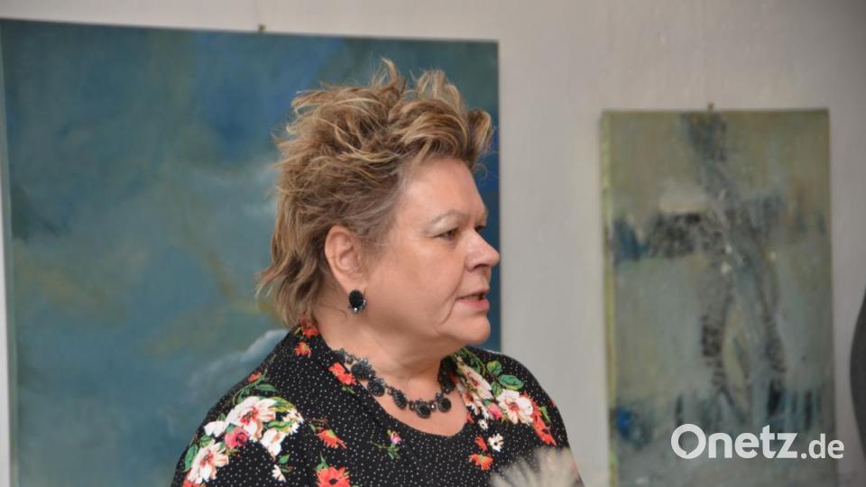 Die Weidener Kulturamtschefin Petra Vorsatz stellte die Künstler vor. Bild: dob