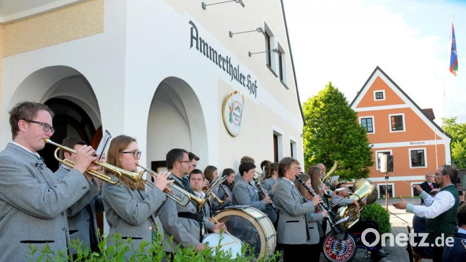Die Ammerthaler Blaskapelle spielt zur Feier. Bild: Stephan Huber