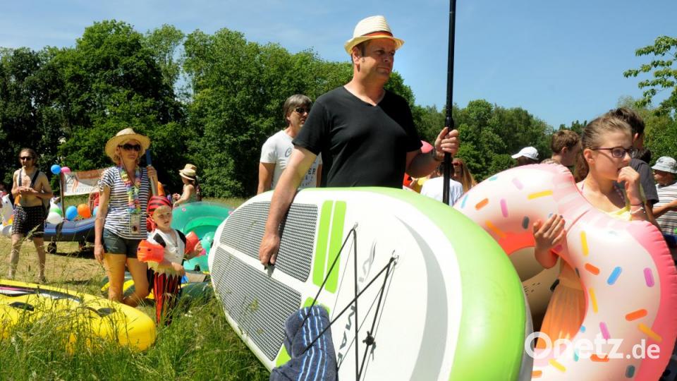 Bei strahlendem Sonnenschein lassen sich dutzende &quot;Vils-Piraten&quot; auf dem Wasser treiben. Endstation ist beim Luftmuseum - denn da geht es mit dem Feiern weiter. Bild: Stephan Huber