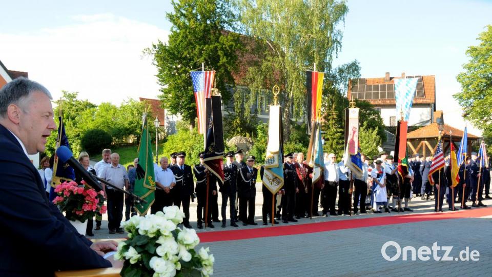 Neben den Soldaten der amerikanischen ASOS-Schwadron (rechts) waren zum offiziellen Festakt auf dem Ammerthaler Dorfplatz auch Fahnenabordnungen etlicher Vereine angetreten. Bild: Stephan Huber