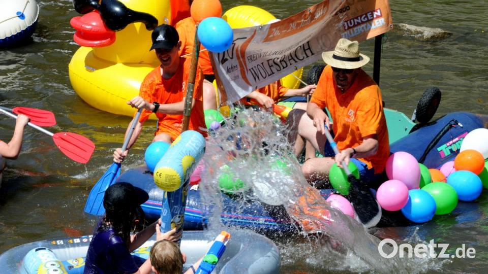 Bei strahlendem Sonnenschein lassen sich dutzende &quot;Vils-Piraten&quot; auf dem Wasser treiben. Endstation ist beim Luftmuseum - denn da geht es mit dem Feiern weiter. Bild: Stephan Huber
