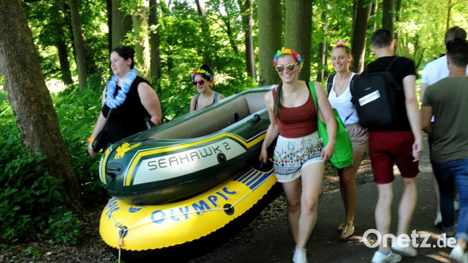 Bei strahlendem Sonnenschein lassen sich dutzende &quot;Vils-Piraten&quot; auf dem Wasser treiben. Endstation ist beim Luftmuseum - denn da geht es mit dem Feiern weiter. Bild: Stephan Huber