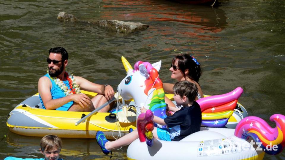 Bei strahlendem Sonnenschein lassen sich dutzende &quot;Vils-Piraten&quot; auf dem Wasser treiben. Endstation ist beim Luftmuseum - denn da geht es mit dem Feiern weiter. Bild: Stephan Huber
