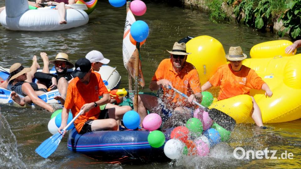 Bei strahlendem Sonnenschein lassen sich dutzende &quot;Vils-Piraten&quot; auf dem Wasser treiben. Endstation ist beim Luftmuseum - denn da geht es mit dem Feiern weiter. Bild: Stephan Huber