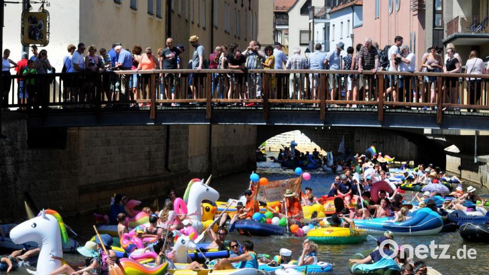 Bei strahlendem Sonnenschein lassen sich dutzende &quot;Vils-Piraten&quot; auf dem Wasser treiben. Endstation ist beim Luftmuseum - denn da geht es mit dem Feiern weiter. Bild: Stephan Huber
