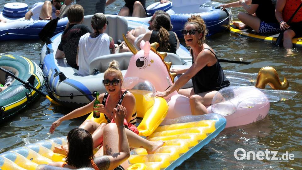 Bei strahlendem Sonnenschein lassen sich dutzende &quot;Vils-Piraten&quot; auf dem Wasser treiben. Endstation ist beim Luftmuseum - denn da geht es mit dem Feiern weiter. Bild: Stephan Huber