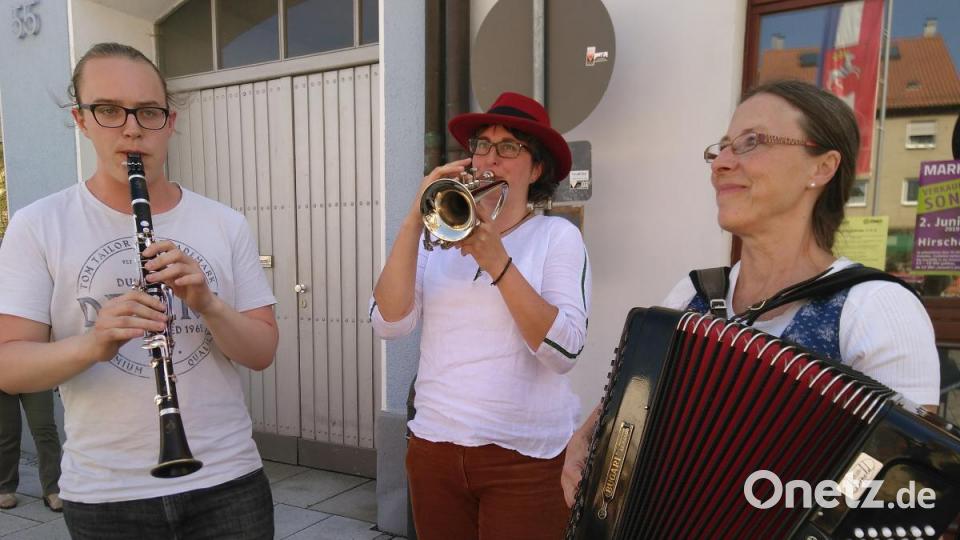 Max, Karin und Steffi Zachmeier spielten spontan auf der Straße. Bild: mma