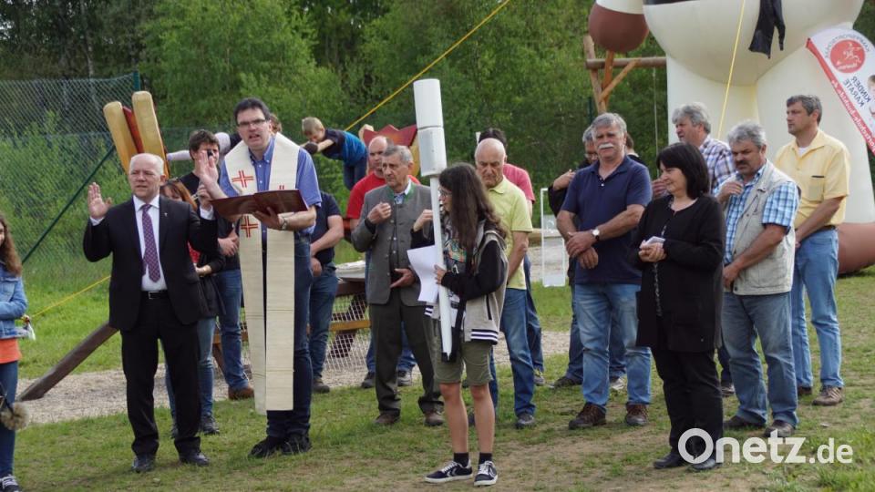 Pfarrer Norbert Schlinke und Pfarrer Wolfgang Dietz segneten das neue Gelände. Bild: mmj