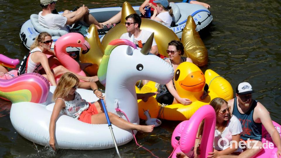 Bei strahlendem Sonnenschein lassen sich dutzende &quot;Vils-Piraten&quot; auf dem Wasser treiben. Endstation ist beim Luftmuseum - denn da geht es mit dem Feiern weiter. Bild: Stephan Huber