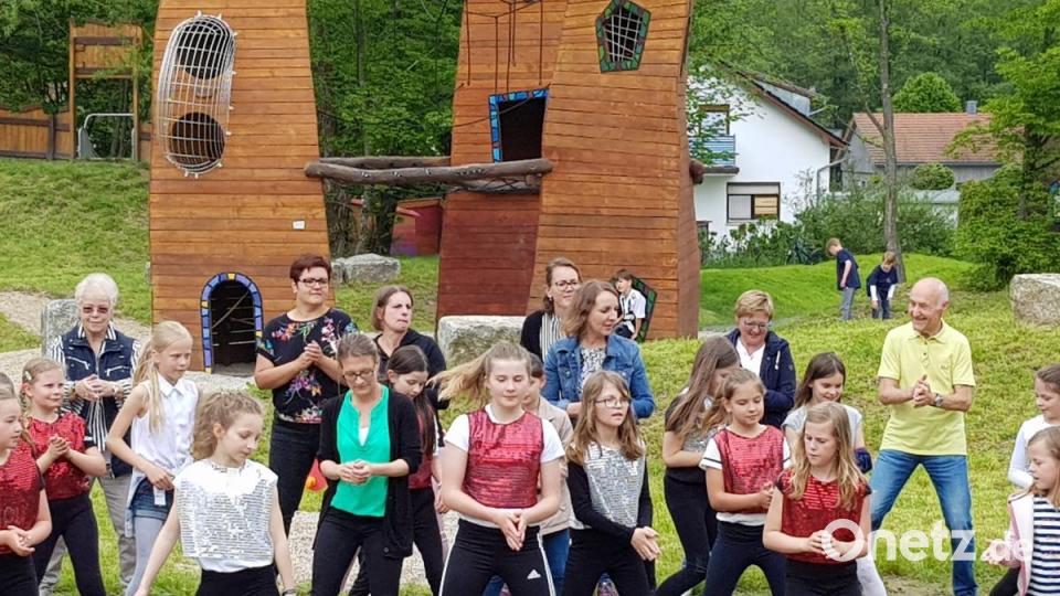 Zum Mitmachen ließen sich Erwachsene gerne von den Mädchen der Kindertanzgruppe animieren. Bild: mmj