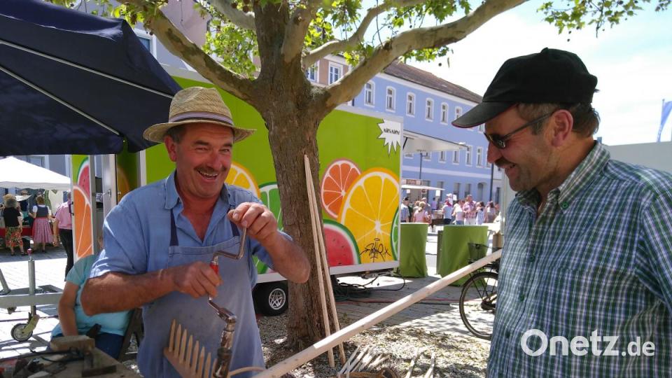 Der Winderl Schorsch macht Holzrechen. Bild: mma