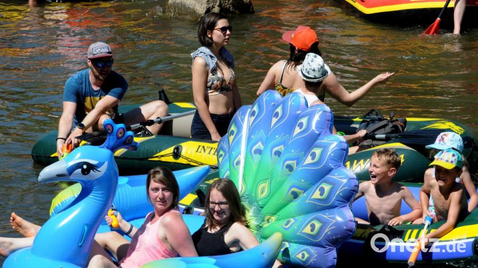 Bei strahlendem Sonnenschein lassen sich dutzende &quot;Vils-Piraten&quot; auf dem Wasser treiben. Endstation ist beim Luftmuseum - denn da geht es mit dem Feiern weiter. Bild: Stephan Huber