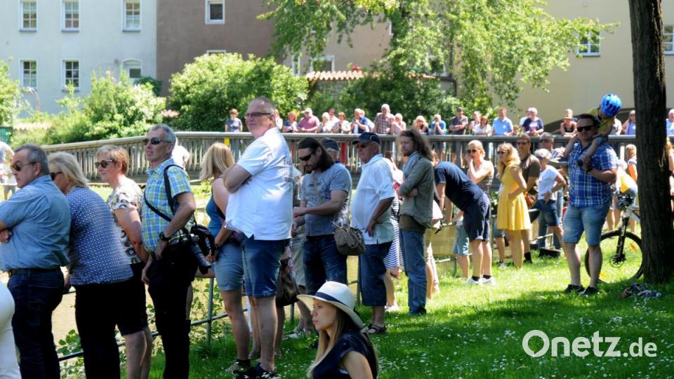 Bei strahlendem Sonnenschein lassen sich dutzende &quot;Vils-Piraten&quot; auf dem Wasser treiben. Endstation ist beim Luftmuseum - denn da geht es mit dem Feiern weiter. Bild: Stephan Huber