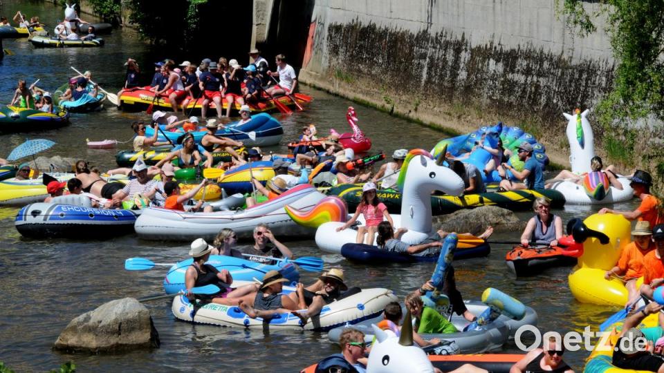 Bei strahlendem Sonnenschein lassen sich dutzende &quot;Vils-Piraten&quot; auf dem Wasser treiben. Endstation ist beim Luftmuseum - denn da geht es mit dem Feiern weiter. Bild: Stephan Huber
