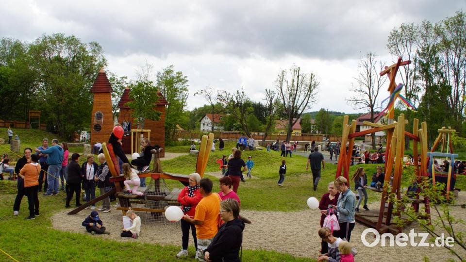 Ein besonderes Areal zum Spielen, Fithalten und zur Begegnung zwischen den Generationen ist das Gelände beim Moorbad in Schönsee geworden. Der Aktionstag "Xund & fit" lockte Jung und Alt zur Einweihung an. Bild: mmj