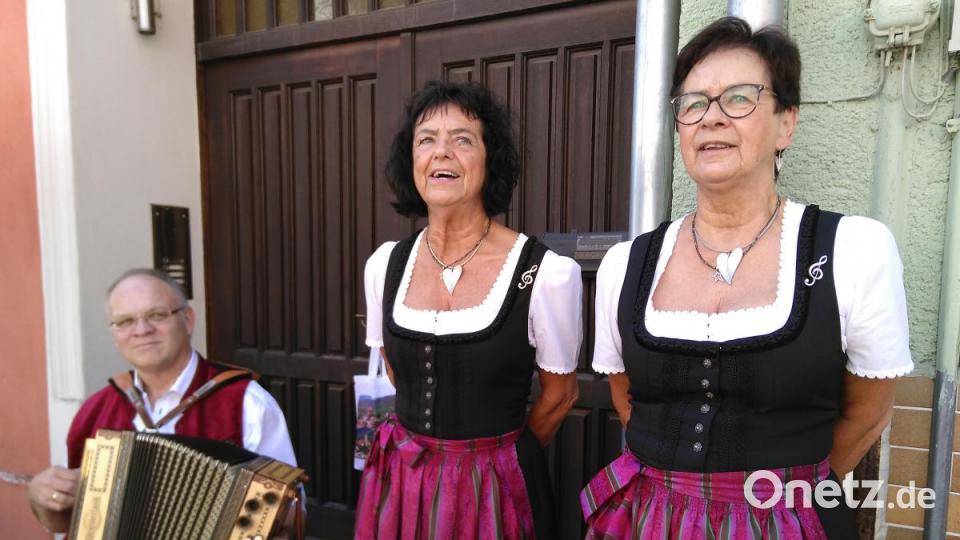 Die "Zupfa Moidla und da Gerhard" unterhielten auch mit vielen Witzen. Bild: mma