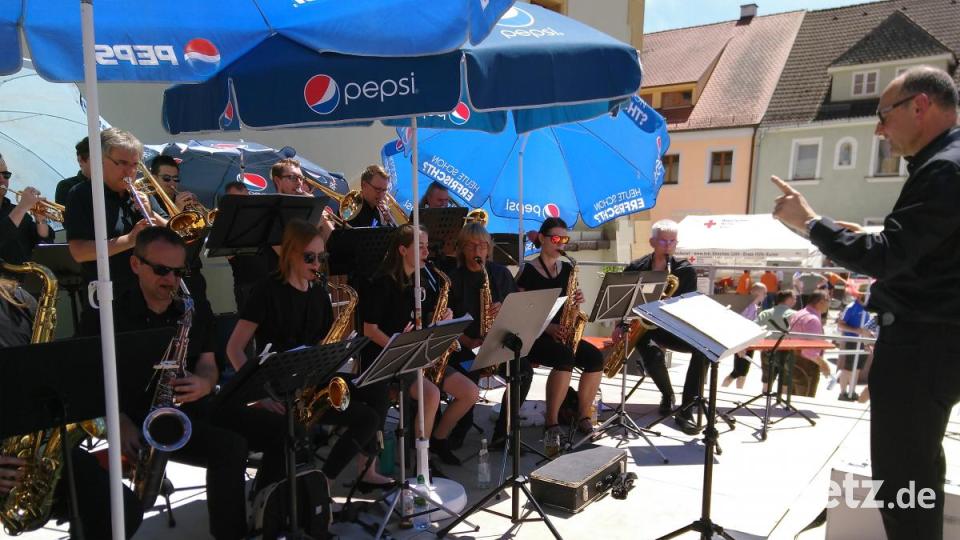 Die Bigband des NBMB unter Johannes Neuner lässt das Rathaus swingen. Bild: mma