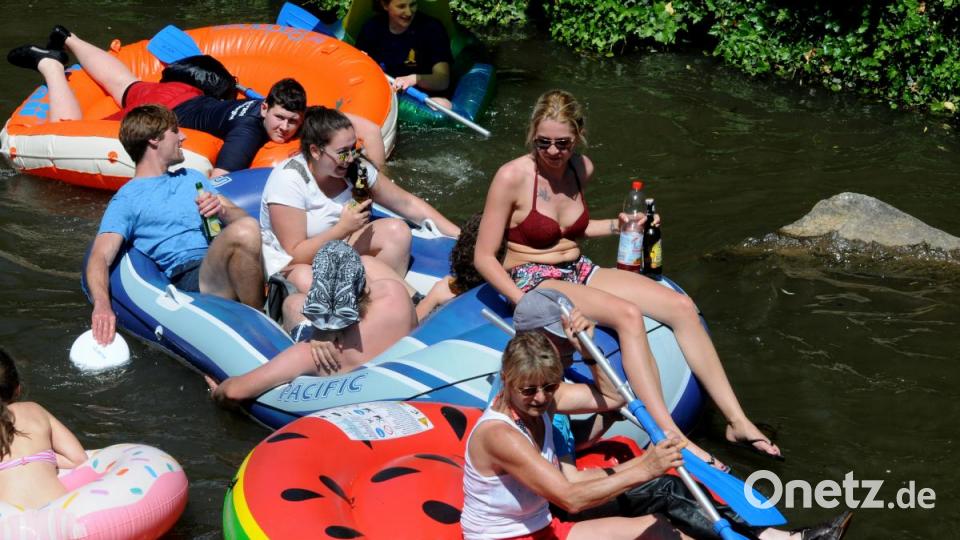 Bei strahlendem Sonnenschein lassen sich dutzende &quot;Vils-Piraten&quot; auf dem Wasser treiben. Endstation ist beim Luftmuseum - denn da geht es mit dem Feiern weiter. Bild: Stephan Huber