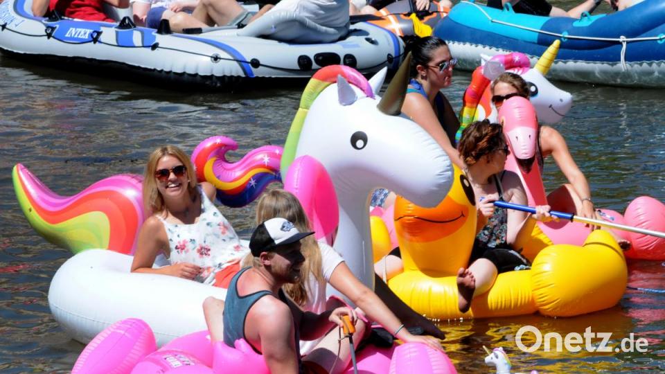Bei strahlendem Sonnenschein lassen sich dutzende &quot;Vils-Piraten&quot; auf dem Wasser treiben. Endstation ist beim Luftmuseum - denn da geht es mit dem Feiern weiter. Bild: Stephan Huber
