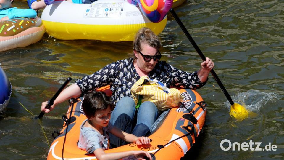 Bei strahlendem Sonnenschein lassen sich dutzende &quot;Vils-Piraten&quot; auf dem Wasser treiben. Endstation ist beim Luftmuseum - denn da geht es mit dem Feiern weiter. Bild: Stephan Huber