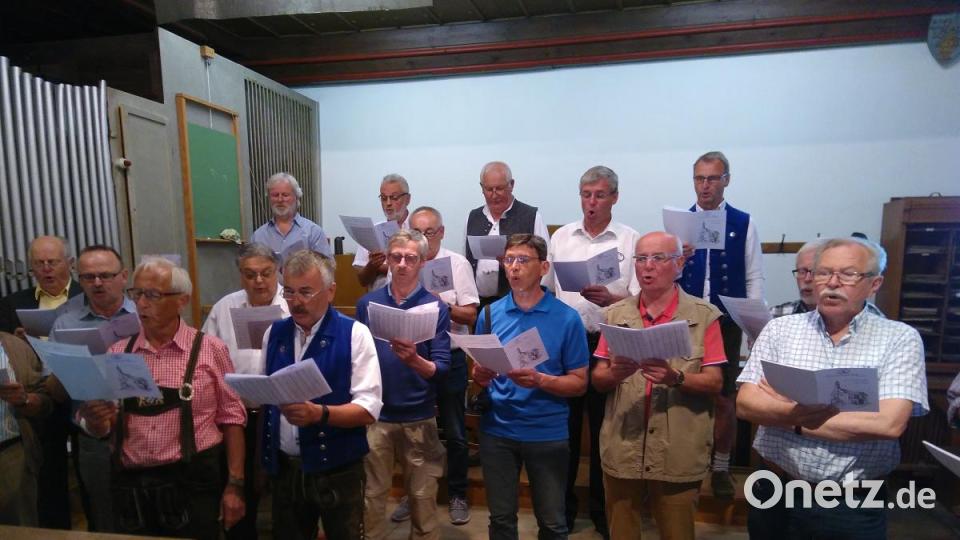 Der Männerchor Ehenfeld umrahmt den Auftaktgottesdienst. Bild: mma