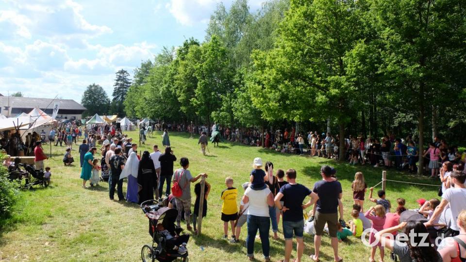 Viele Schaulustige bestaunten am Turnierplatz die Schaukämpfe, die Vorführungen der Greifvögel und die Ritterspiele. Bild: Stefanie Gradl