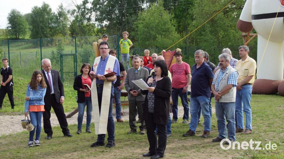 Bürgermeisterin Birgit Höcherl begrüßte die Gäste am Moorbadgelände. Bild: mmj