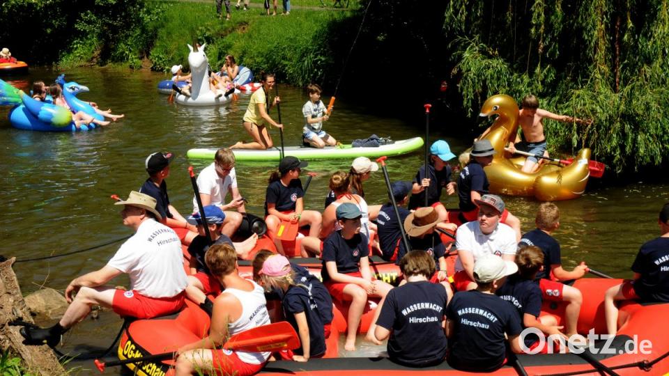 Bei strahlendem Sonnenschein lassen sich dutzende &quot;Vils-Piraten&quot; auf dem Wasser treiben. Endstation ist beim Luftmuseum - denn da geht es mit dem Feiern weiter. Bild: Stephan Huber