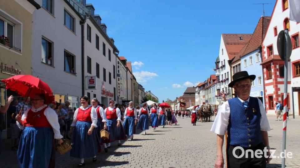 Im Schatten lässt es sich beim Festzug besser aushalten als in der prallen Sonne. Wenn es sein muss, hilft aber ein Regen- und Sonnenschirm. Bild: cs
