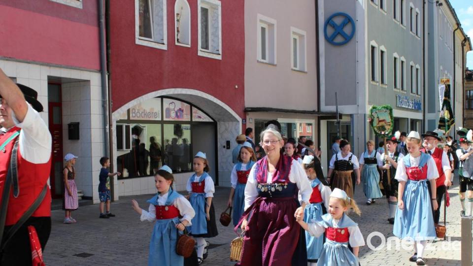 Festzug zum 70-jährigen Bestehen des Heimat- und Volkstrachtenvereins Auerbach. Bild: cs