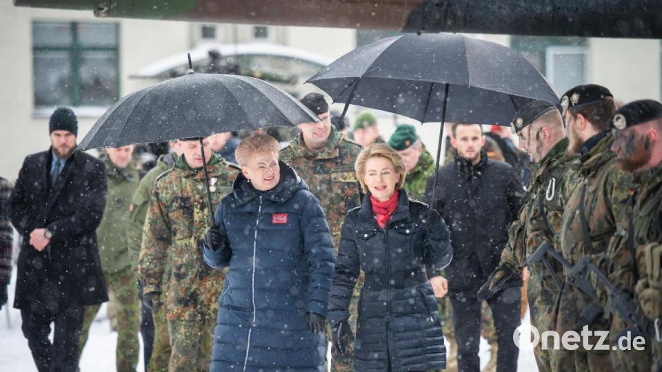 Die litauische Präsidentin Dalia Grybauskaite (Mitte links) und Bundesverteidigungsministerin Ursula von der Leyen (Mitte rechts, CDU), gehen zu einer Pressekonferenz nach dem Übergabeappell in Rukla, Bild:  Arne Bänsch/dpa