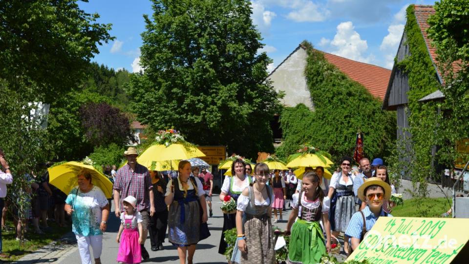 Bunt beschirmt waren die Mitglieder des Gartenbauvereins Schneeberg, der im Juli sein 40-jähriges Bestehen feiern kann. Bild: bej