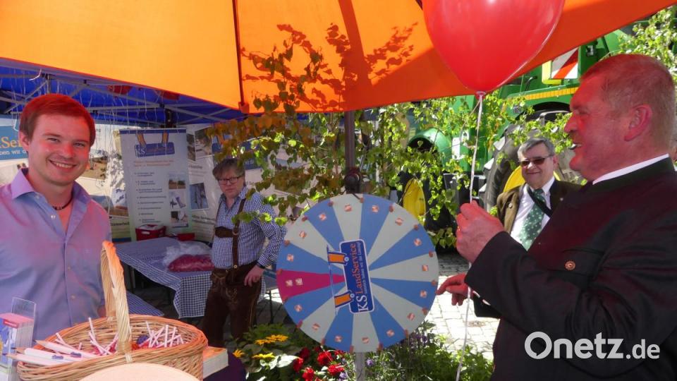 Am Glücksrad von KS Landservice erhofft sich BBV-Kreisobmann Josef Fütterer einen Blumenstock: Es beobachten (von rechts) die Stadtverbandsvorsitzenden Dieter Kies und Michael König und Agraringenieur Andreas Hermann Bild: rn