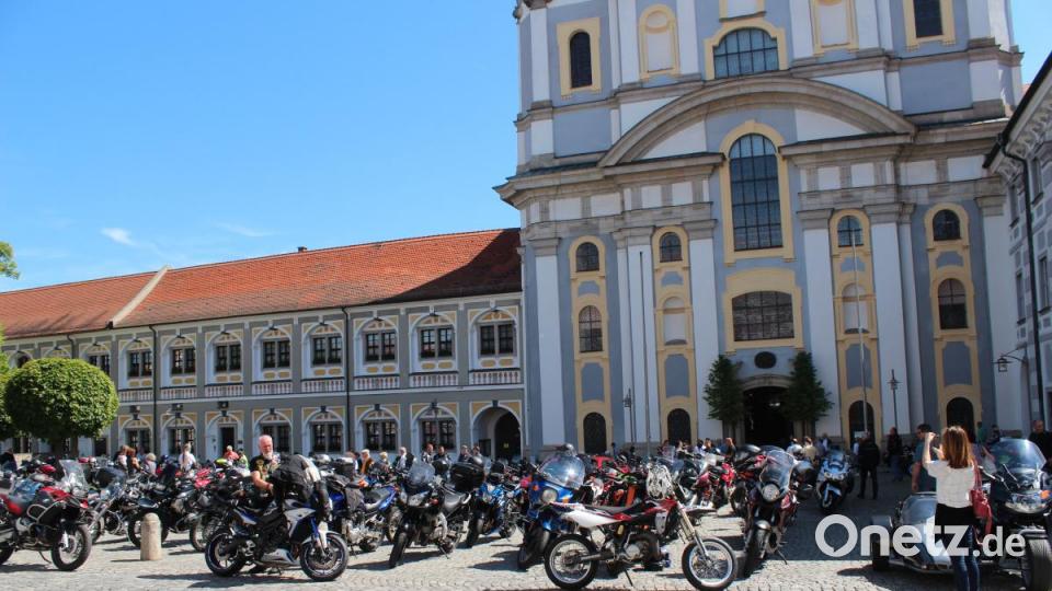 Viele Biker sind beim Motorradgottesdienst in Waldsassen zu Besuch. Bild: Susanne Forster