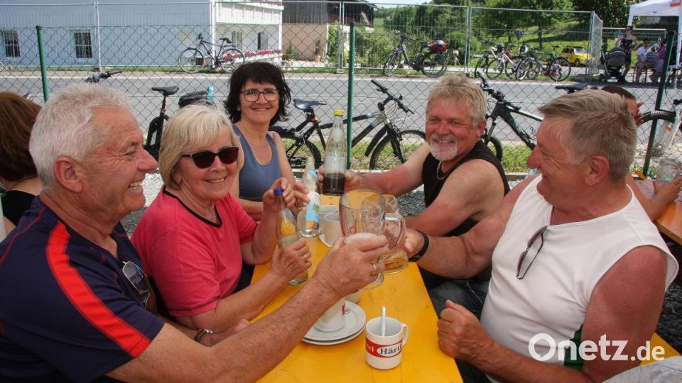 Viele nutzten den Besuch für das gemütliche Beieinander, draußen unter dem geschützten Schirmdach. Bild: wro