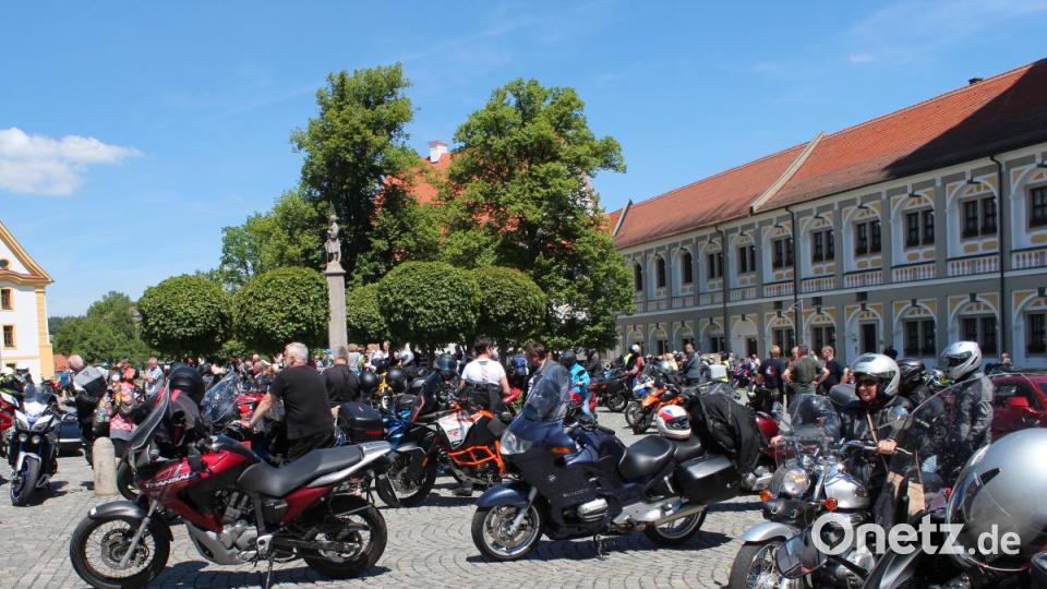 Der Platz vor der Basilika ist gut gefüllt. Bild: Susanne Forster