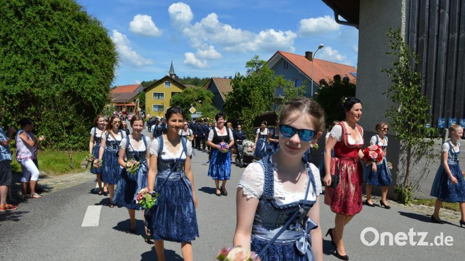 &quot;Feuerwehrblau&quot; präsentierten sich die Festdamen des Patenvereins Winklarn. Bild: bej