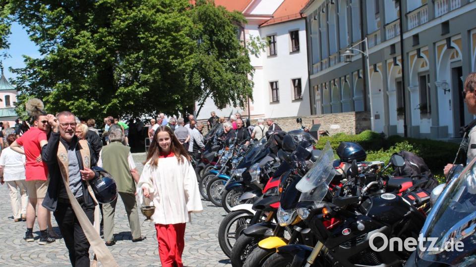 Pfarrer Thomas Vogl bei der Segnung der Motorräder nach dem Gottesdienst. Bild: Susanne Forster