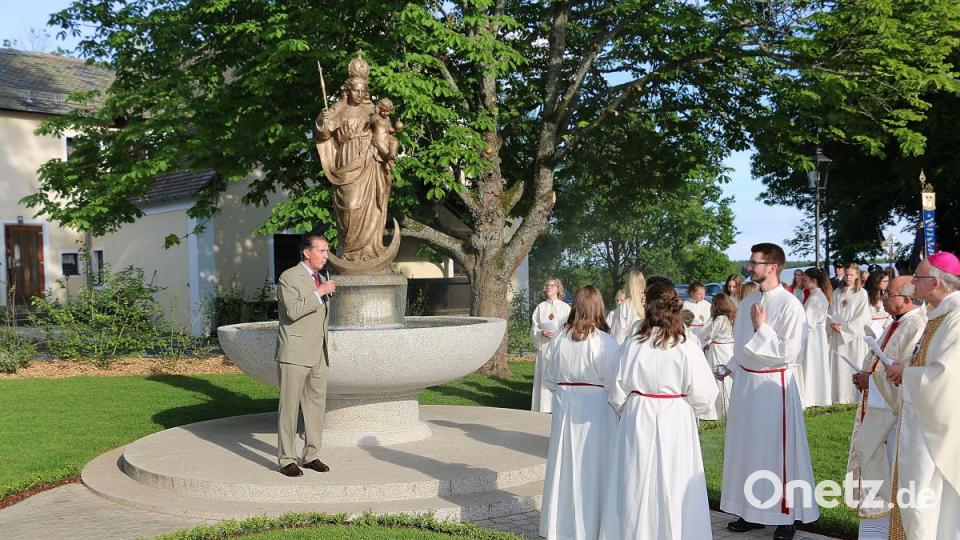 Eberhard Freiherr von Gemmingen-Hornberg (links) dankte der Geistlichkeit für die Weihe des Marienbrunnens. Bild: bsc
