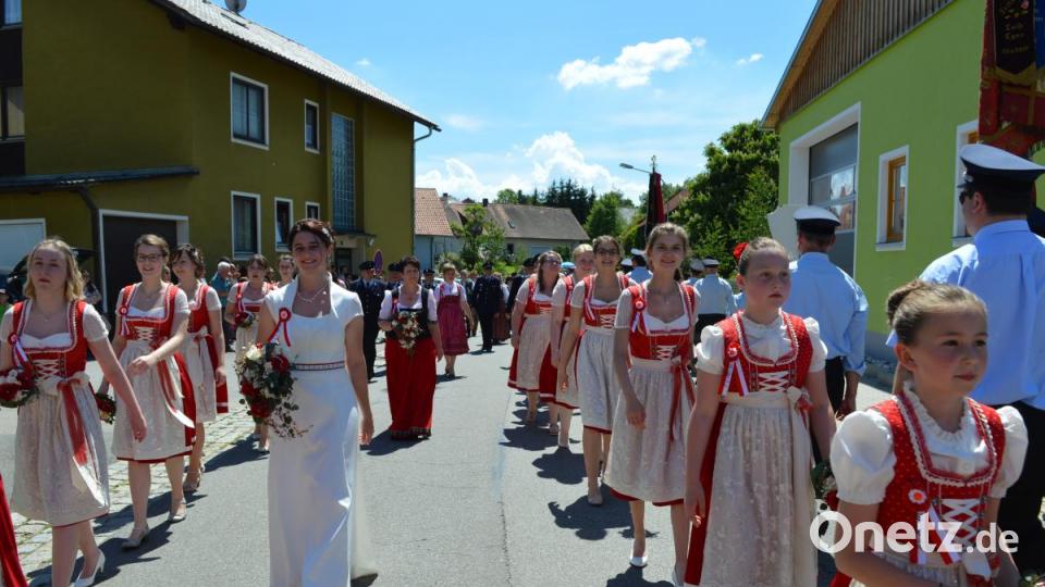 Einen Hingucker beim Festzug lieferte die Jubelwehr aus Schneeberg selbst. Für Fahnenbraut Simone Dirschwigl, Fahnenmutter Gudrun Dirnberger und ihre hübschen Festdamen und -mädchen gab es durch die Zuschauer am Straßenrand viel Applaus. Bild: bej