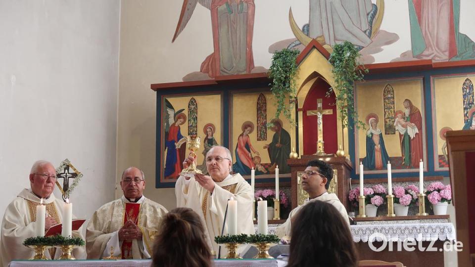 Gemeinsam zelebrierten Pfarrer Siegfried Wölfel, Bischof Boscol Puthur aus Australien, Bischof Rudolf Voderholzer und Pfarrer Joseph (von links) den Gottesdienst. Bild: bsc