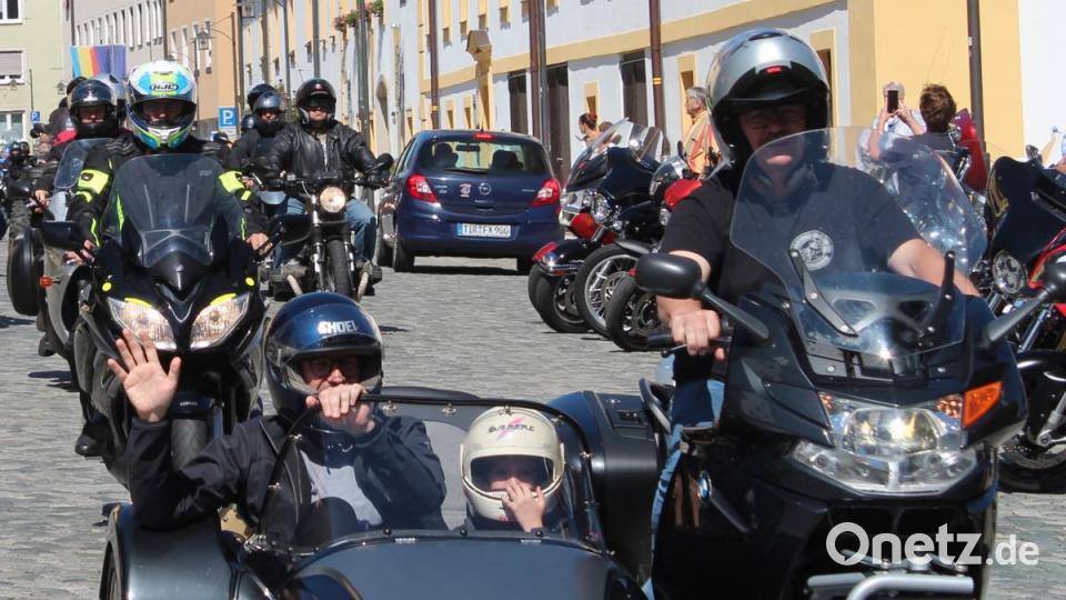 Pfarrer Thomas Vogl fährt im Beiwagen vor. Bild: Susanne Forster