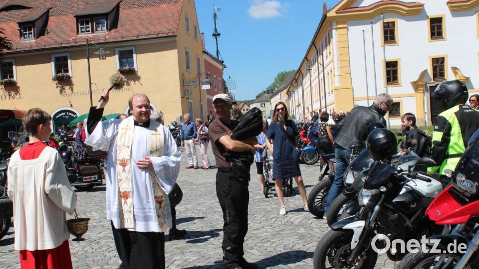 Pfarrvikar Markus Hochheimer unterstützt bei der Segnung. Bild: Susanne Forster