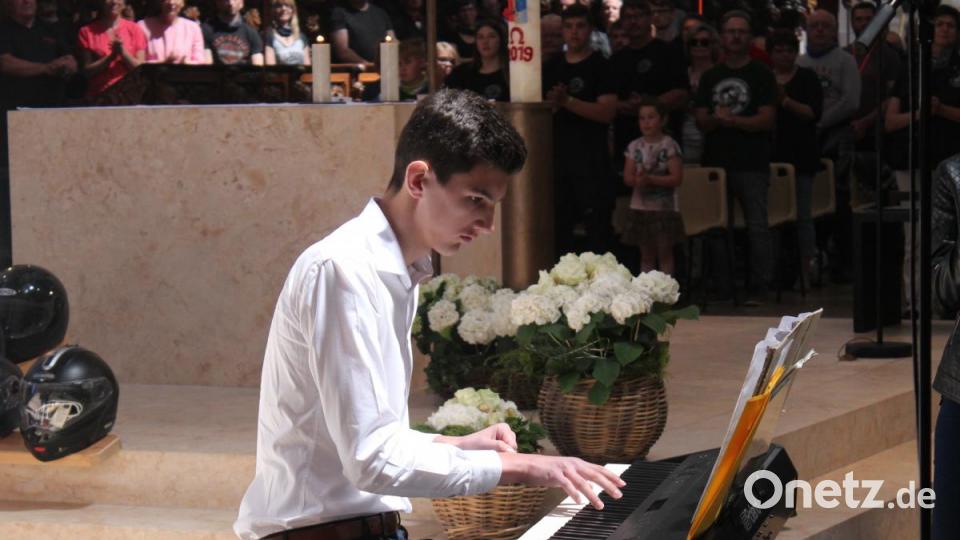 Der &quot;KiWi&quot;-Chor wird von einem Keyboarder begleitet. Bild: Susanne Forster
