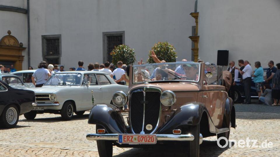Blitzendes Chrom und aufpolierte Lacke, dazu im passenden Outfit gekleidete Insassen. Bild: dob