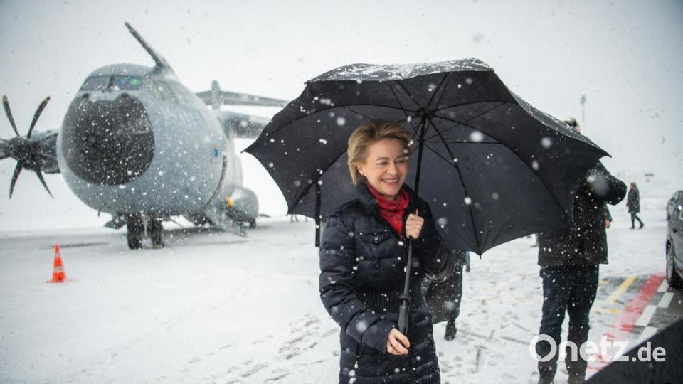 Zumindest der Hinflug mit dem Airbus A400M ins winterliche Litauen klappte. Bundesverteidigungsministerin Ursula von der Leyen (CDU) besucht zwei Tage die deutschen Soldaten in Litauen.und Estland. Vor zwei Jahren streikte der Airbus, als die MInisterin zurück nach Berlin wollte. Bild:  Arne Bänsch/dpa