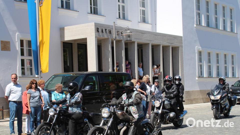 Nach dem Gottesdienst verlassen die Motorräder per Konvoi den Basilikaplatz. Bild: Susanne Forster