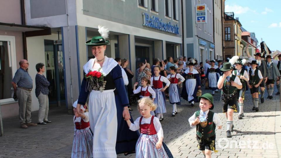 Viele Vereine zeigten beim Festzug stolz, wie gut es bei ihnen um den Trachtler-Nachwuchs bestellt ist. Bild: cs